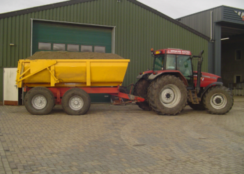 Case MX135 met grondkar