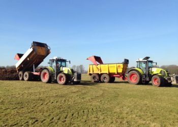 Tractoren Claas Arion en Axion met gronddumpers